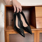 Sapatos de salto agulha femininos em verniz com sola vermelha.