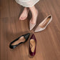 Sapatos de salto agulha femininos em verniz com sola vermelha.