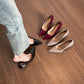 Sapatos de salto agulha femininos em verniz com sola vermelha.
