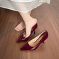 Sapatos de salto agulha femininos em verniz com sola vermelha.
