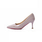 Sapatos de salto agulha femininos em verniz com sola vermelha.
