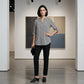 Blusa feminina com estampa geométrica e decote em V