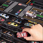 Conjunto com 48 miniaturas de carros de fricção e garagem integrada.